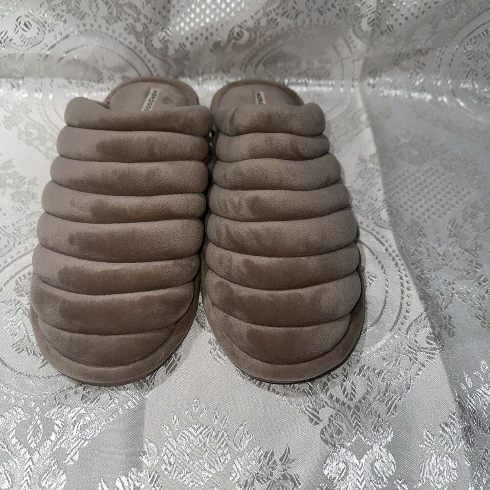 Aerosoles Women’s Tan Quilted  Slipper Size xL